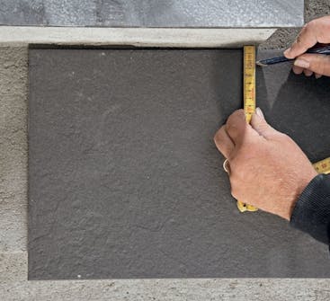 Klinker trappa: Avsätt måtten på plattan så att du skär den del som är närmast sättsteget Klinker trappa: Avsätt måtten på plattan så att du skär den del som är närmast sättsteget